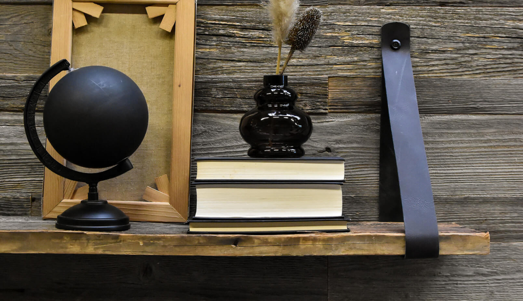 Barnwood wandplank cognac leren riem